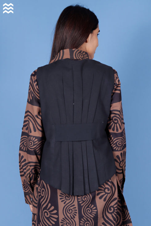 Khaadi Cotton Tilda Sleeveless Jacket In Black