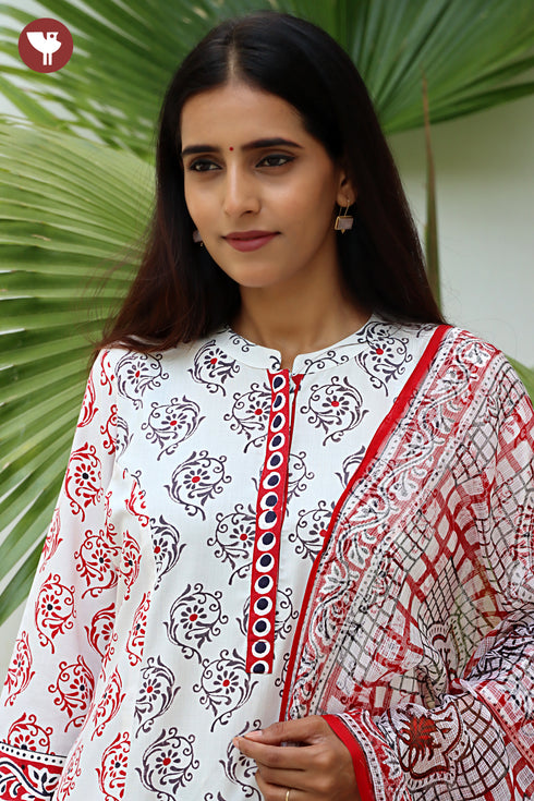 Bizzy Lizzy White Kurta Pant with Dupatta In Floral Block Print